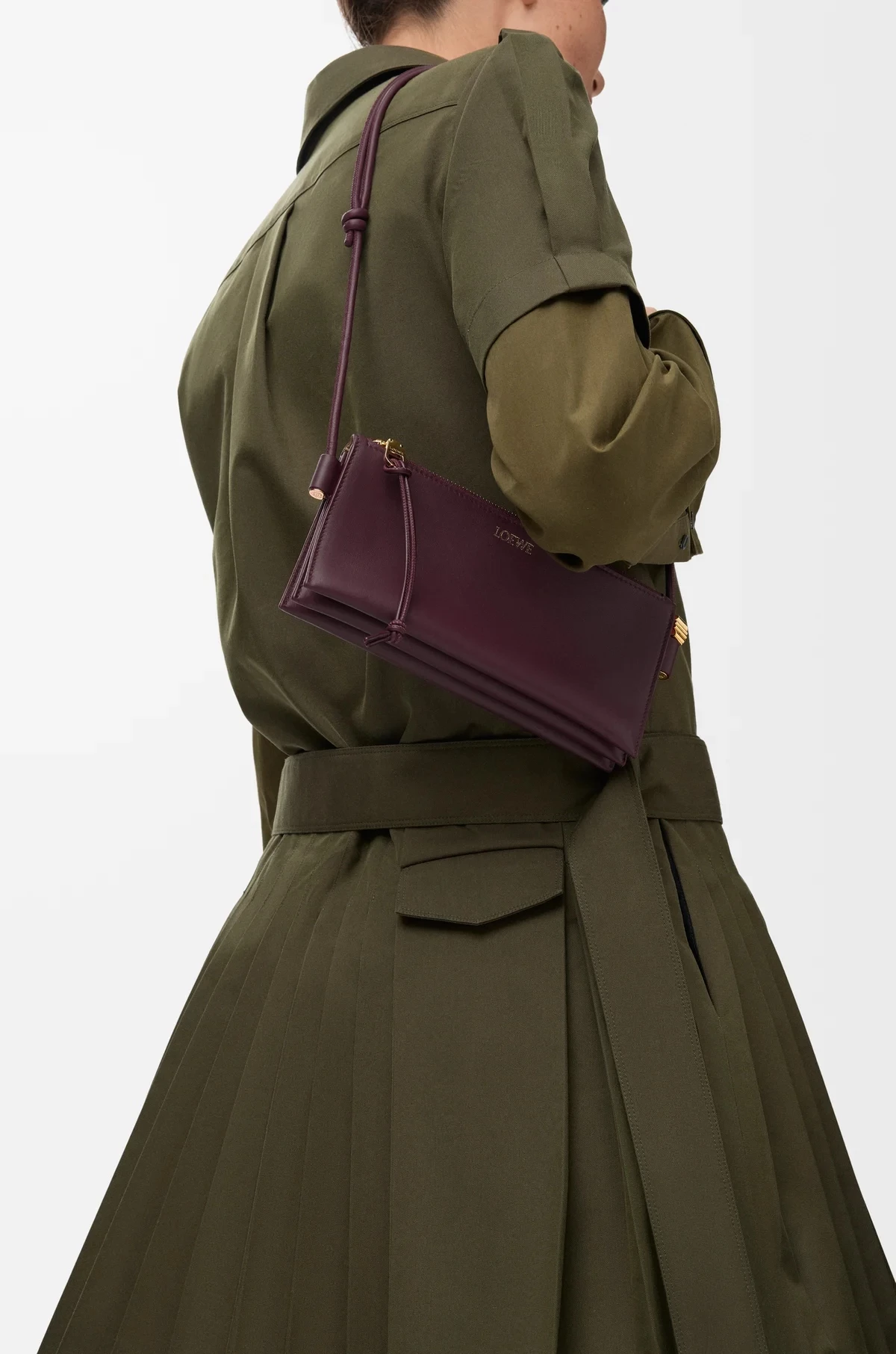 這款包的尺寸為 11 × 22 × 6 cm，從正面看精巧的比例能為整體穿搭增添亮點；而在細節設計上，風琴狀的側邊結構搭配恰到好處的長寬比例，不僅能輕鬆收納一支 iPhone，還可放入小錢包、卡夾、鑰匙等隨身物品，是一款容量表現超乎想像的包袋。