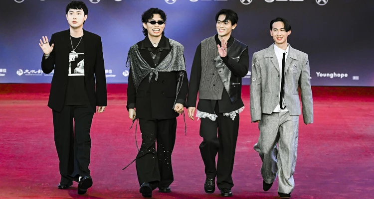 椅子樂團完美演繹了當代文青的「怪奢華實驗」。四人造型看似各自獨立,實則在解構美學與復古調性上達成高度共識。無論是西裝與街頭圖騰T恤的叛逆混搭、將閃耀絲巾隨性打結披掛的層次巧思,還是針織與皮革拼接、下擺帶有蕾絲邊點綴的拼接設計,彷彿都在向大眾宣告:「紅毯裝扮絕對不只一種無聊的面貌!」