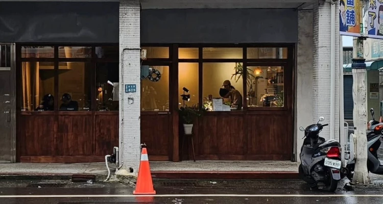 如果能坐在窗邊的位置，那就更完美了。一邊輕輕攪動杯中的咖啡，一邊望著窗外來往的車流，或是撐著雨傘、披著雨衣匆匆而過的行人。任由城市的節奏在窗外流動，自己則安靜地留在室內，與時間慢慢對話。那是一種難得的平靜，也是在喧囂生活裡，替自己保留下來的一處溫柔角落。而「隅（ㄩˊ）途咖啡」，便是這樣一個讓人心底微微暖起來的地方。