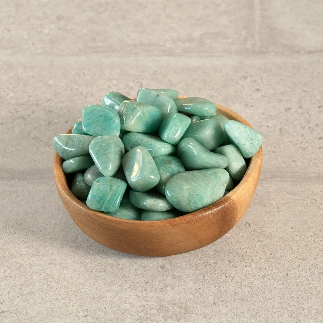 天河石(Amazonite)呈現柔和的藍綠色,與表達與平衡象徵相關。水瓶座重視理念,但在關係中若過度堅持觀點,容易形成距離。天河石在象徵意義上與溝通流動連結,提醒佩戴者傾聽與交流同樣重要。在日常穿搭中,天河石適合搭配銀色或白金金屬,使色澤更清爽。其天然紋理本身即具特色,不需過度裝飾。
