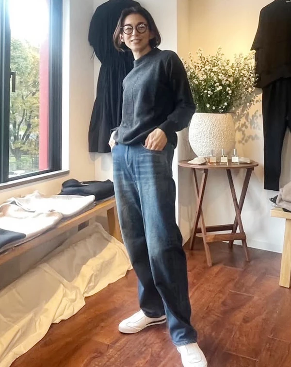 誰說熟齡不能穿牛仔褲?鈴木保奈美將灰色針織衛衣隨性地微紮進略帶寬鬆的直筒牛仔褲中,搭配圓框眼鏡與乾淨白鞋,打造出智性感十足的假日時髦感。一般人選擇牛仔褲時,請避開過於緊身的款式,學她挑選版型略寬、微錐形的復古刷色款,再紮起一角露出腰線,配上一副時髦的黑框或圓框眼鏡,就能穿出高質感的少年感。