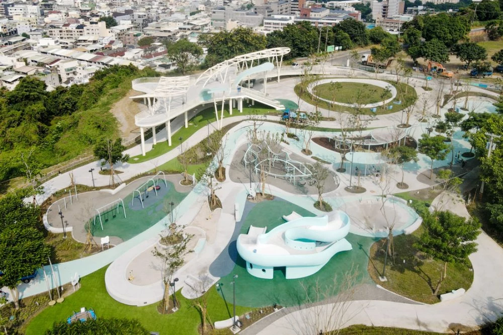 坐落於彰化市中山路上的「八卦山天空遊戲場」，是一座嶄新的唯美地標。本案由經濟部產業發展署主辦，台灣設計研究院與彰化縣政府透過「城市美學計畫」合作推動，以「雲朵」為意象，結合自然景觀與共融設計，打造中台灣首座以「天空」為主題的全齡共享公園。
