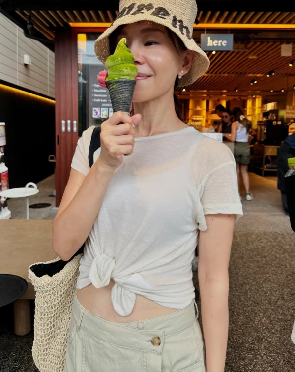 這張吃冰淇淋的日常照,真的嫩到像大學生!一件普通的微透膚的棉質白T,如果順順地放下來就太平庸了,彭佳慧在衣角隨性紮個單結,隱約露出褲頭上方的腰部線條,高腰比例和慵懶感瞬間就出來了。