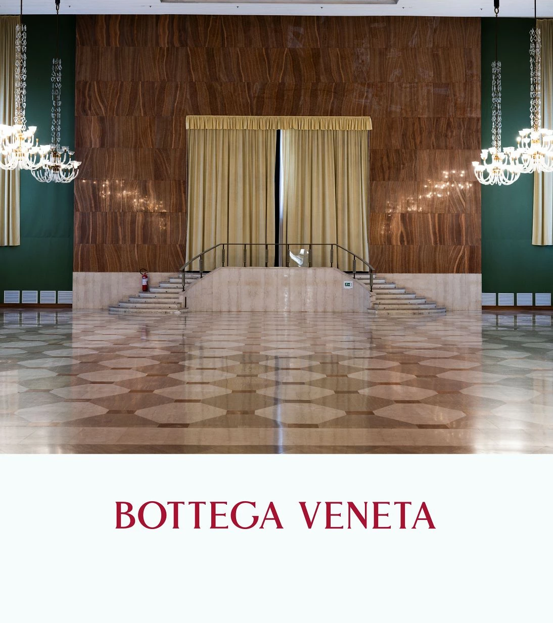 如今,Bottega Veneta 的編織文化已成為跨世代的集體記憶。這樣的文化源自品牌於 1966 年創立之初,工匠們克服當時縫紉機難以處理厚皮革的限制,轉而以柔軟羊皮條進行手工編織,創造出獨特且堅固的工藝技法。品牌不倚賴鮮明的 Logo 標誌,而是透過代代相傳的工法,奠定今日無可動搖的地位。在新任創意總監的帶領下,品牌進一步勾勒出兼具柔美與力量的新視角。