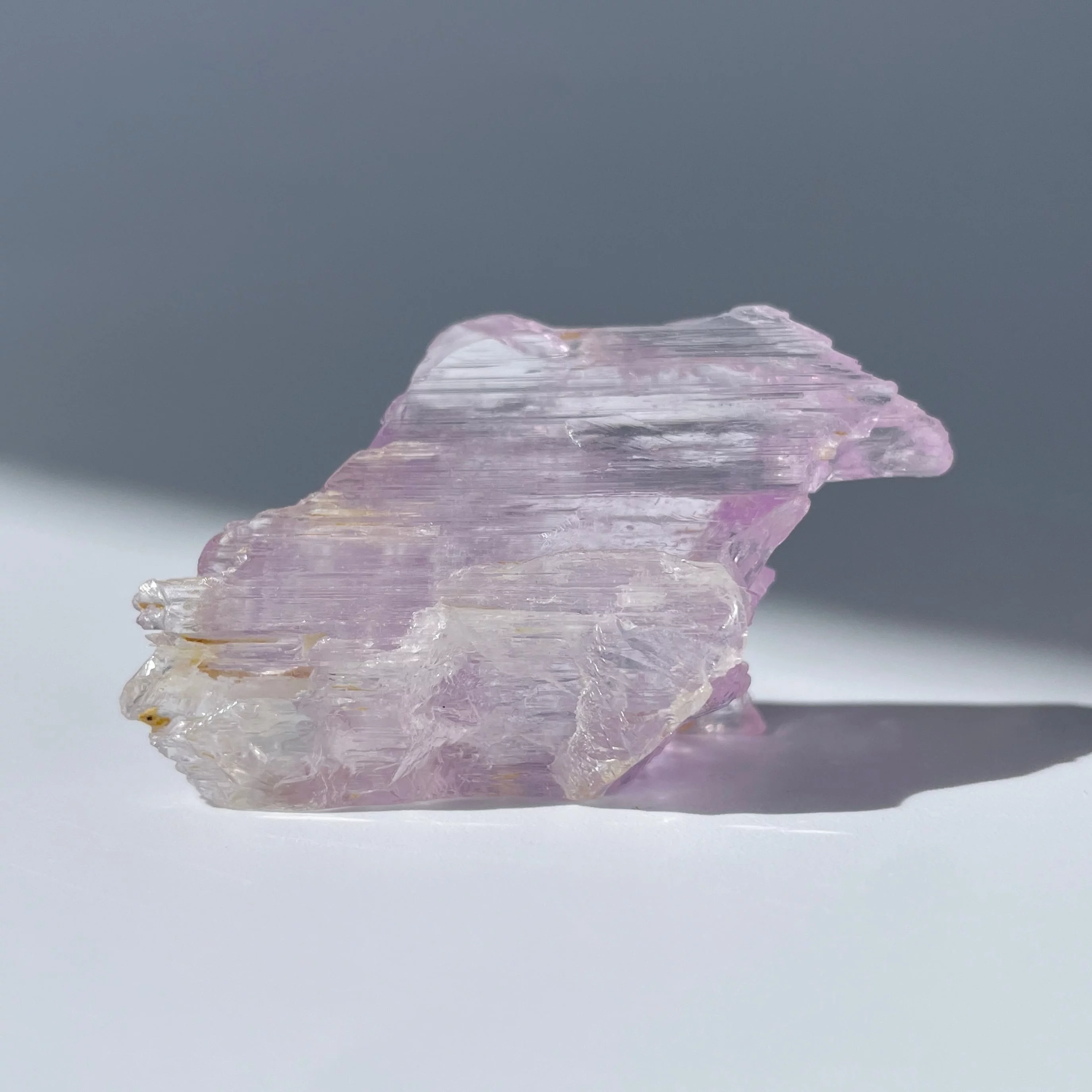 紫鋰輝石(Kunzite)屬於鋰輝石礦物家族,顏色多為淡粉至柔和紫色。20世紀初,Tiffany & Co. 寶石學家 George Frederick Kunz 將其引入珠寶市場,寶石也因此被命名為 Kunzite。其透明度高、光澤細緻,在珠寶設計中常呈現柔和而優雅的質感。在象徵層面,粉紫色調與情感平衡與自我接納相關。雙魚座擅長理解他人,卻常忽略自己的需求。紫鋰輝石的意義在於提醒佩戴者同時照顧內在感受,使情緒保持穩定。