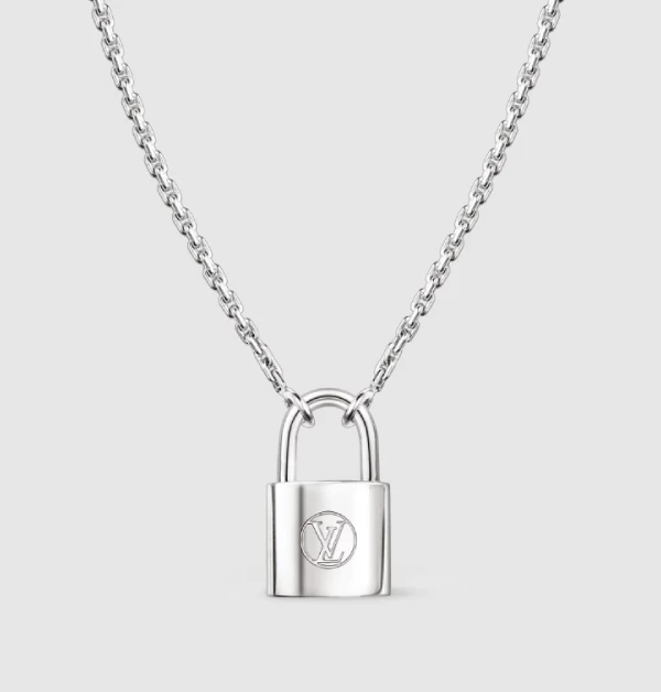 承襲了那份迷人的叛逆與溫暖。這款LV「Silver Lockit」項鍊，直接將經典鎖頭拉高到視覺焦點的鎖骨位置，純銀鏈帶與幾何感十足的掛鎖完美呼應，帶點搖滾、中性，是那種隨便搭件白T或襯衫就能帥得很有質感的珠寶單品。（商品價格約：NTD 21,700）