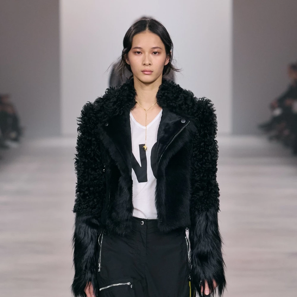 以直白的藝術表現手法敘述女性主義，是 Maria Grazia Chiuri 在設計上的拿手絕活。在她的首場 Fendi 大秀中，她再一次高舉標語，為女性發聲。