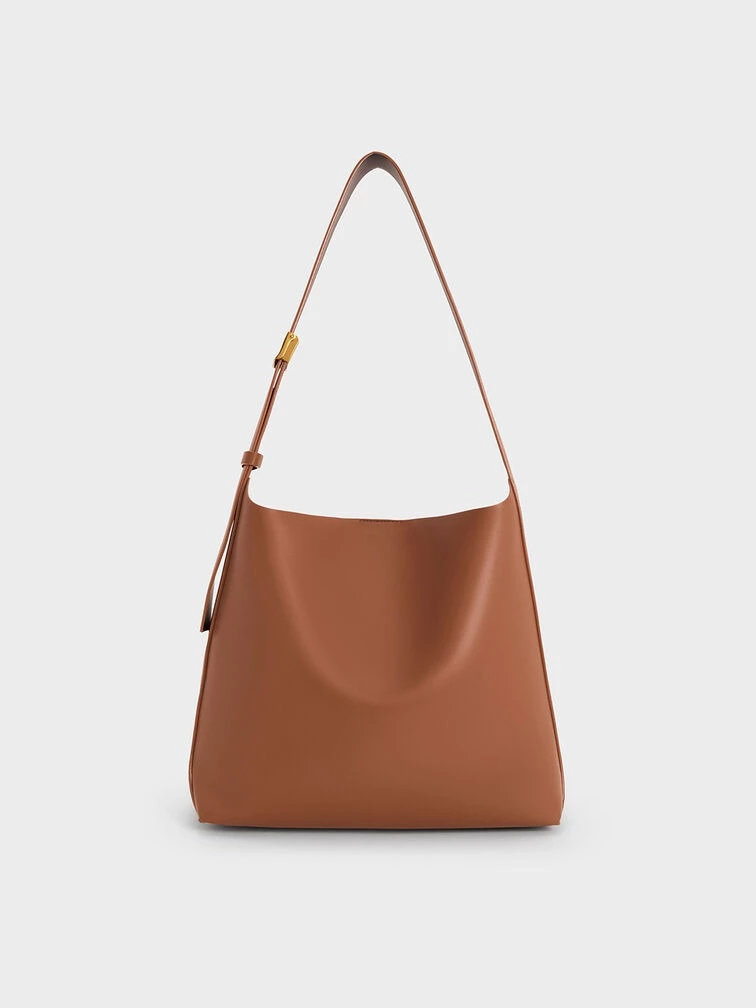 Charles & Keith Edna 極簡流浪包巧克力色,納帕PU皮革俐落線條,貼合身形剪裁,附收納包,大容量率性大器。