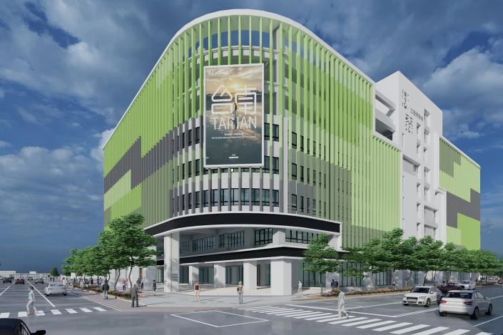 籌備多時，坐落於台南市東區林森路一段與崇德路口的「林森立體停車場」即將完工。這棟全新建築地標，外觀採用綠色格柵設計，串聯南北向綠色軸帶，轉角處則以輕盈柔和的弧形牆面與周邊景觀整合。全案規劃地下一層、地上七層，將提供 545 格汽車停車格、857 格機車停車格，可望有效提升停車使用效益與服務品質，完工後也將成為台南最大的立體停車場。
