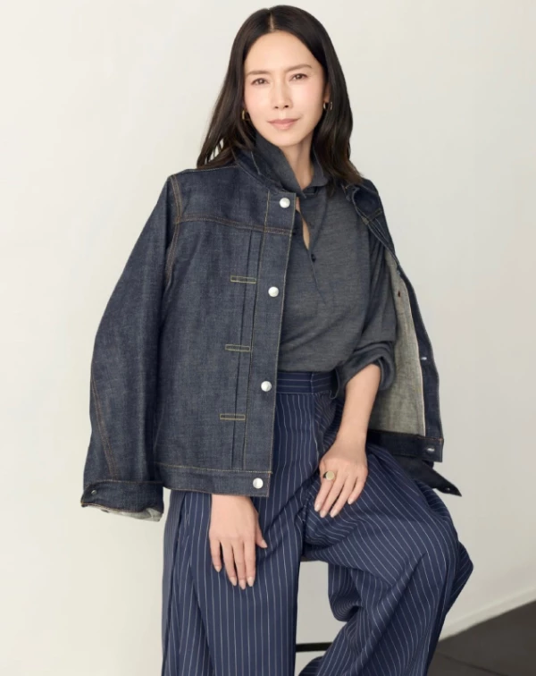中谷美紀這套穿搭，很值得50歲女性直接筆記，因為她完全沒有要「硬裝年輕」，卻反而比很多刻意少女感的造型更顯年輕。重點就在於，她很懂得用俐落單品去穿出鬆弛感。像這套的短版丹寧外套就是關鍵，版型不要太貼身，稍微寬鬆一點，反而能讓整個人看起來更輕盈；內搭，則選柔軟材質的灰色上衣，領口微微敞開，露出頸線後，氣質就會差很多。至於下半身，這種高腰條紋寬褲也很值得學，不只能修飾腿型，還會讓整體比例變得更修長。