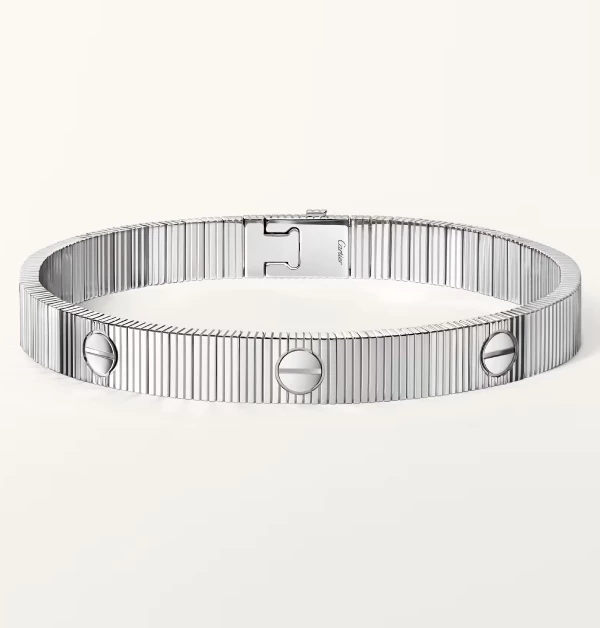 Cartier（卡地亞）新款「Love Unlimited」手環，以「柔軟如愛」為設計概念，重新詮釋經典原版「Love」系列的標誌語彙。整體以流動感十足的結構呈現，突破傳統剛性手環的形象，使配戴時更貼合手腕曲線，展現細膩而現代的佩戴體驗。延續標誌性的螺絲元素與象徵意義，此「Love Unlimited」在經典識別之上，加入更加輕盈、靈活的軟鍊設計，讓「愛的象徵」不再僅是堅定封存，而是以更自在、貼身的方式存在於日常之中。（商品價格約：NTD 325,000）