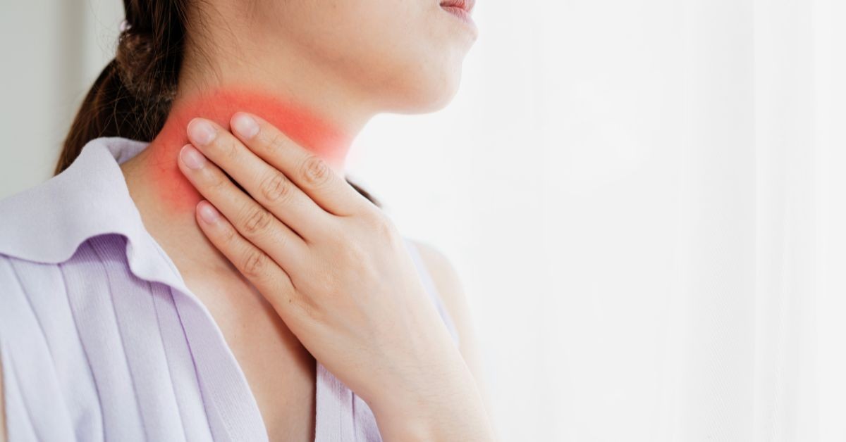 喉嚨痛可以吃冰淇淋？原因、緩解、飲食禁忌全攻略，原來喝「熱水」反而更不舒服！