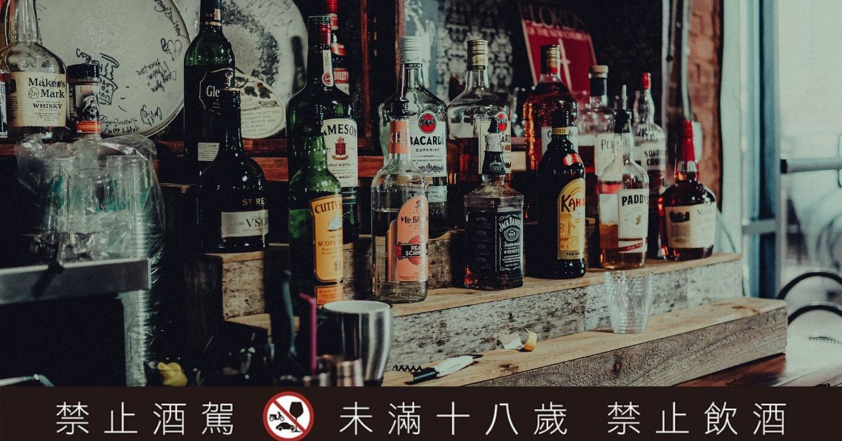宿醉後喝什麼最有效？除了喝水更要補電解質，解酒必吃「這 5 大營養」告別頭痛噁心