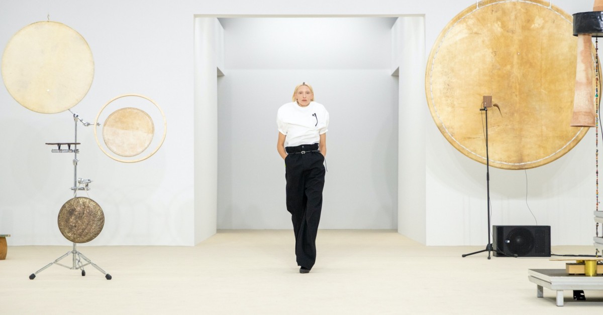 Issey Miyake 2026春夏10大亮點：版型拆解、布料實驗成焦點，這雙「聯名運動鞋」話題度高！