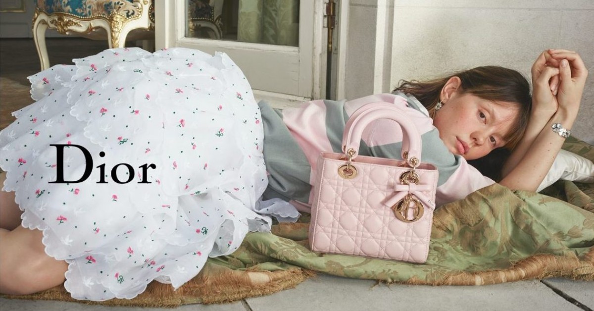 Dior新任女裝創總監首作曝光！經典黛妃包穿上小花、幸運草裝，可愛造型準備奪下少女心！