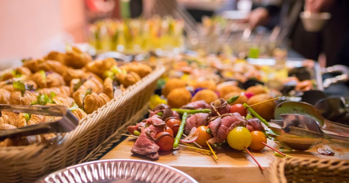 大餐吃太飽、胃脹氣怎麼辦？中醫師推薦 3 款「解膩茶飲」：「這杯」不僅暖身，還能補回熬夜氣色