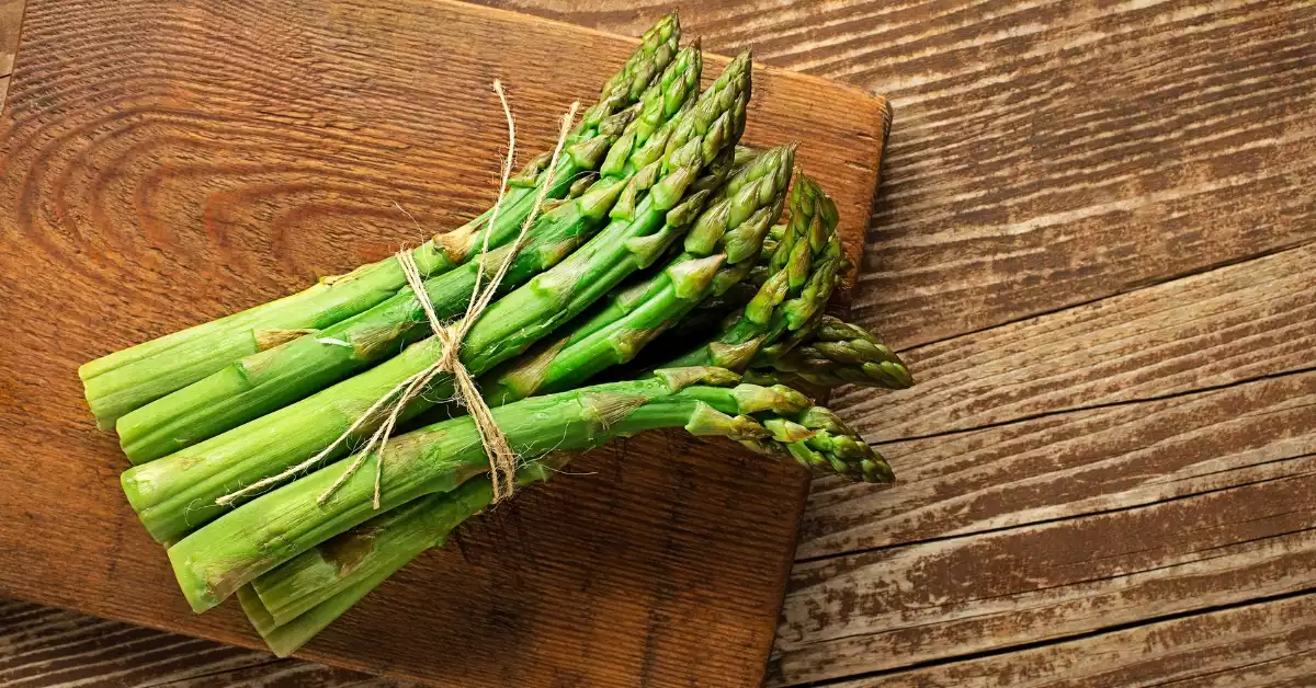 蘆筍怎麼挑才新鮮？蘆筍要削皮嗎？從挑選到料理一次掌握「蔬菜之王」吃法