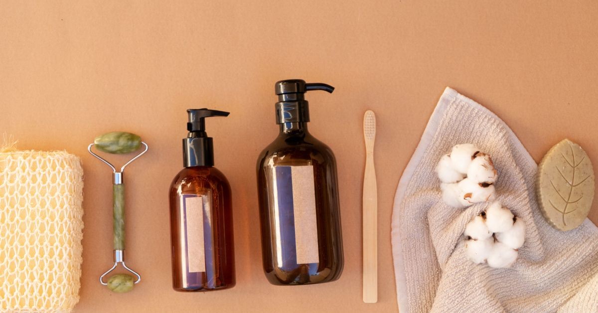 機上敷面膜、噴噴霧更傷膚？醫師揭密 6 大「保養雷區」：這成分在機上塗會越塗越乾