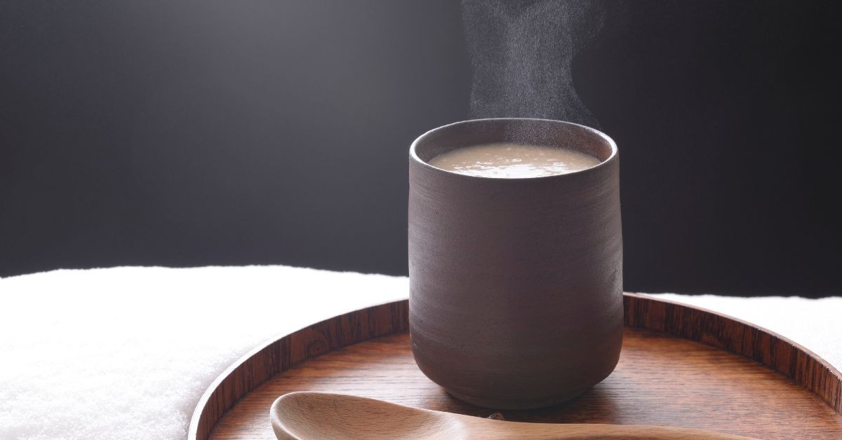 手腳冰冷救星！營養師推薦 8 種「暖身食物」：肉桂、薑黃幫助代謝，這款當季蔬菜還能調整腸道