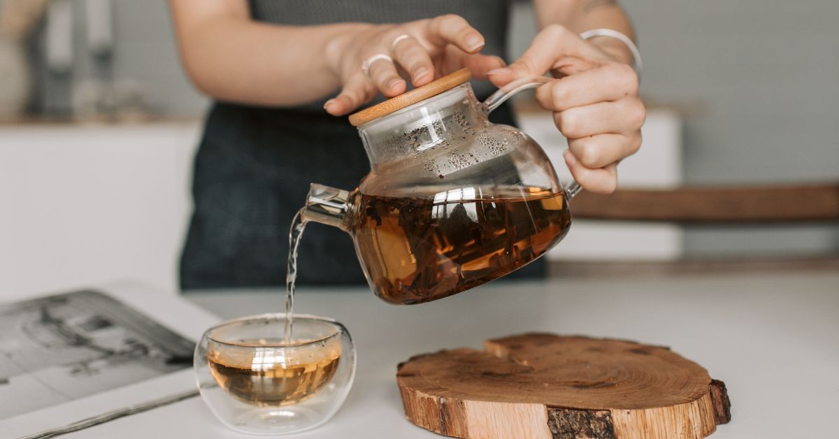 喝茶擔心難入睡？ 7 款「無咖啡因茶」推薦：黑豆茶、決明子茶...功效與飲用禁忌懶人包