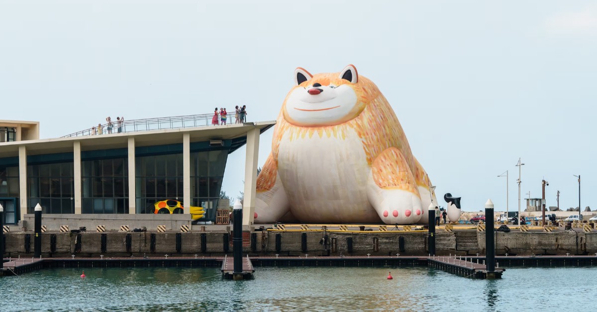 好療癒！14米巨型博美現身屏東看海美術館 《日常偏移》免費參觀