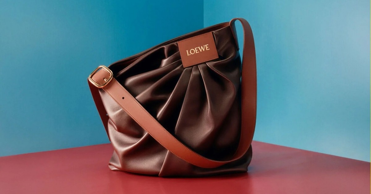 Loewe 下一個 IT Bag 就是它！把爆紅皺摺外套變成大容量「通勤包」！