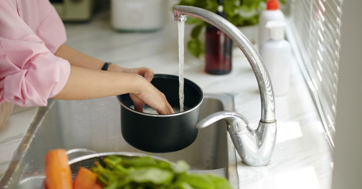 塑膠盒油膩膩洗不乾淨？「洗米水」4步驟輕鬆去除油垢與異味