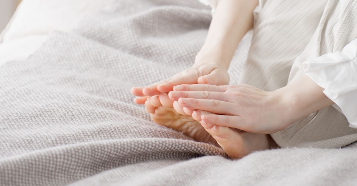 手腳冰冷別亂補！中醫揭「4大體質」改善法：泡腳不是越燙越好，掌握「黃金時段」與3穴位手腳秒回暖