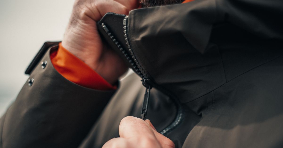 別再用力拉扯！拉鏈卡住怎麼辦？日本家務達人教學「鉛筆急救法」，4 分鐘就能起死回生