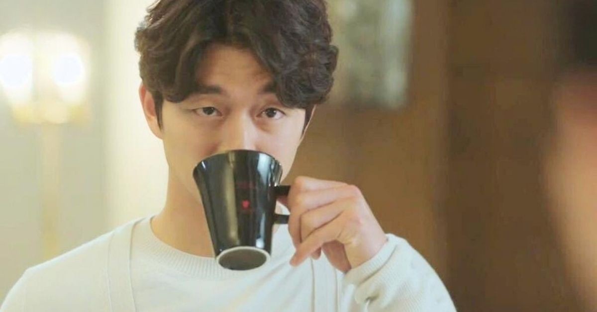 【心理測驗】從「拿杯手勢」看妳的真實性格：雙手捧杯人緣最好，拿「這裡」的人竟然是天才？