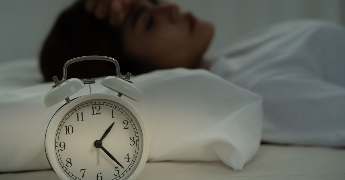 50歲以後更容易失眠！早醒、淺眠改善指南：褪黑激素下降與「這習慣」才是元兇