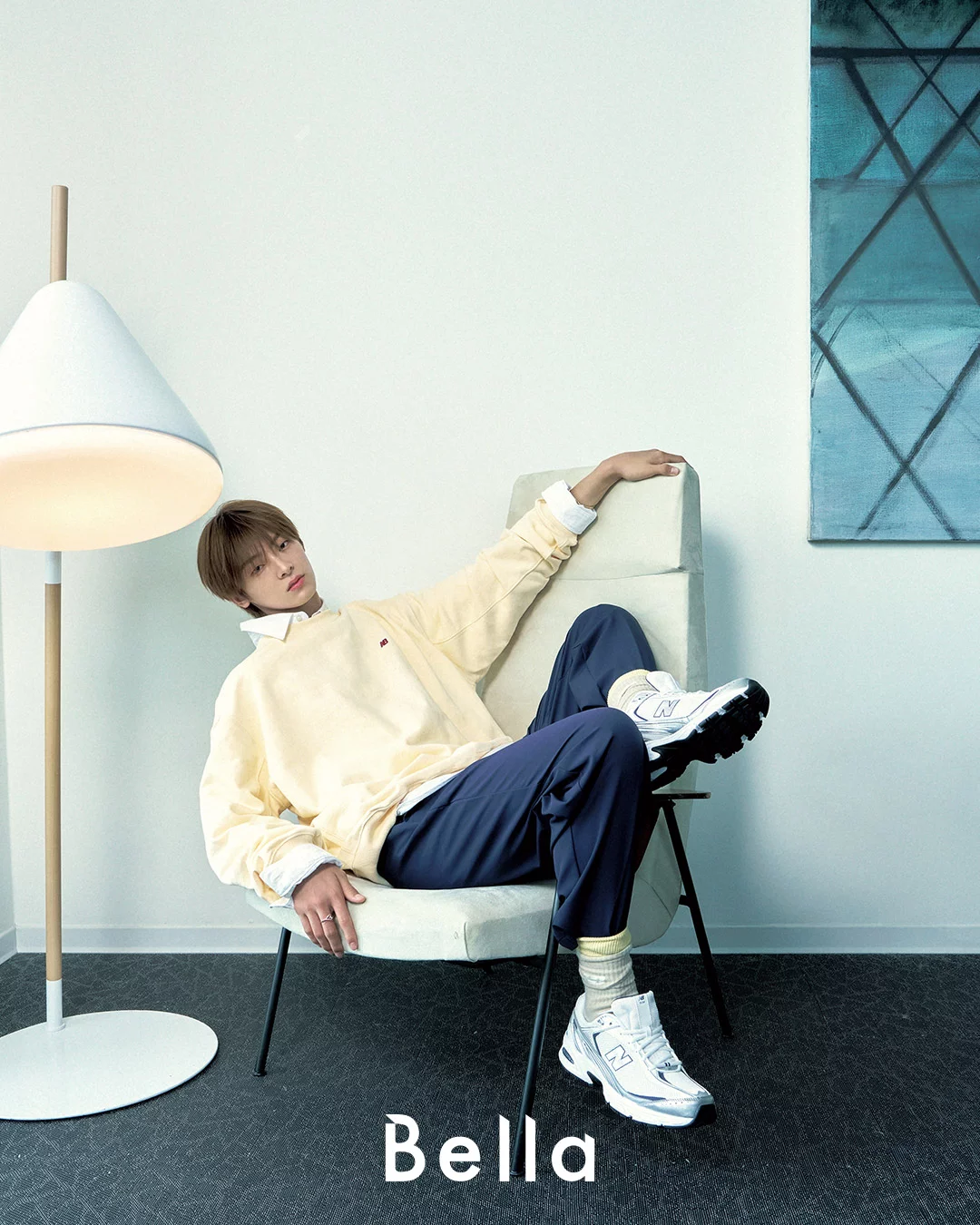 黃色大學 Tee、深藍色長褲、白色球鞋，all by New Balance；自然流線心形戒指，Pandora。