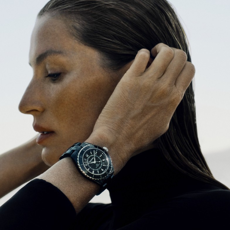 香奈兒J12誕生25週年！傳奇超模Gisele帶你看懂經典腕錶5大秘密