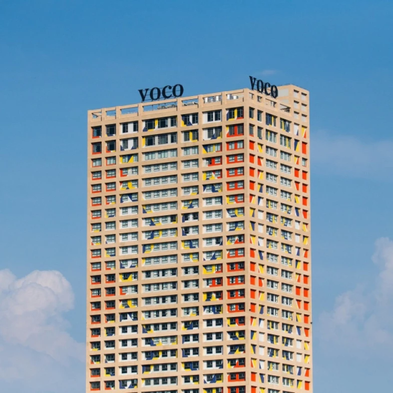 住飯店也能看展！嘉義福容voco把星空畫作搬進高樓