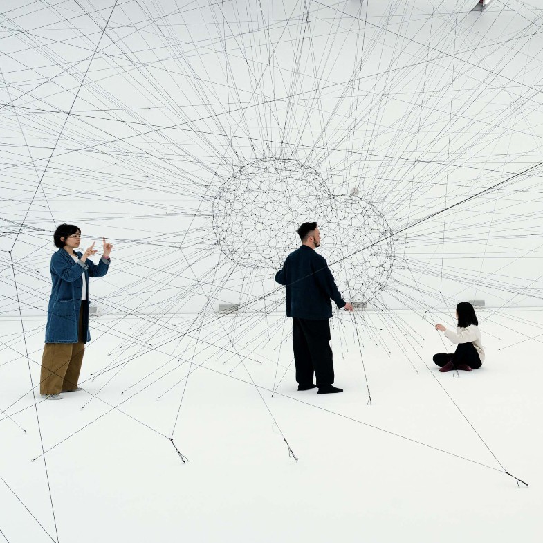 4月全台展覽10檔必看清單：新美館國際大展《共織宇宙》、北美館超現實展跨幅最大