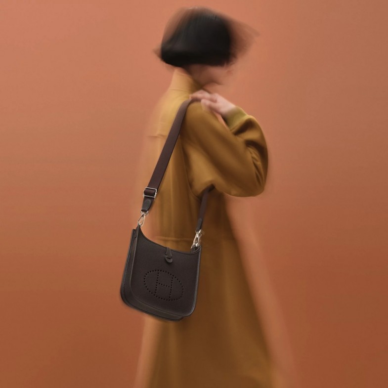 Hermès 經典入門包Evelyne 推出全新尺寸！5 大重點帶你看它如何從馬具工具進化為 IT Bag