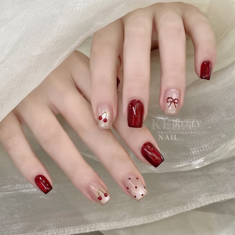 2025紅色貓眼光療美甲推薦10款！蝴蝶結、法式漸層、草莓造型顯白又高級