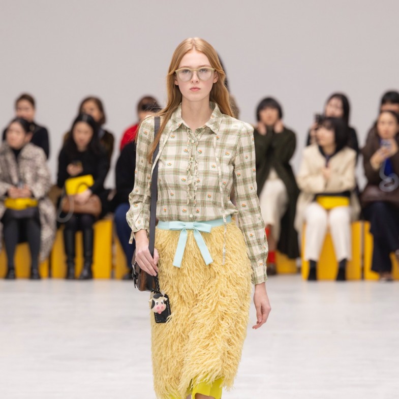 Onitsuka Tiger經典薄底鞋升級了！2026秋冬LE SSERAFIM成員洪恩採現身炒熱大秀現場！