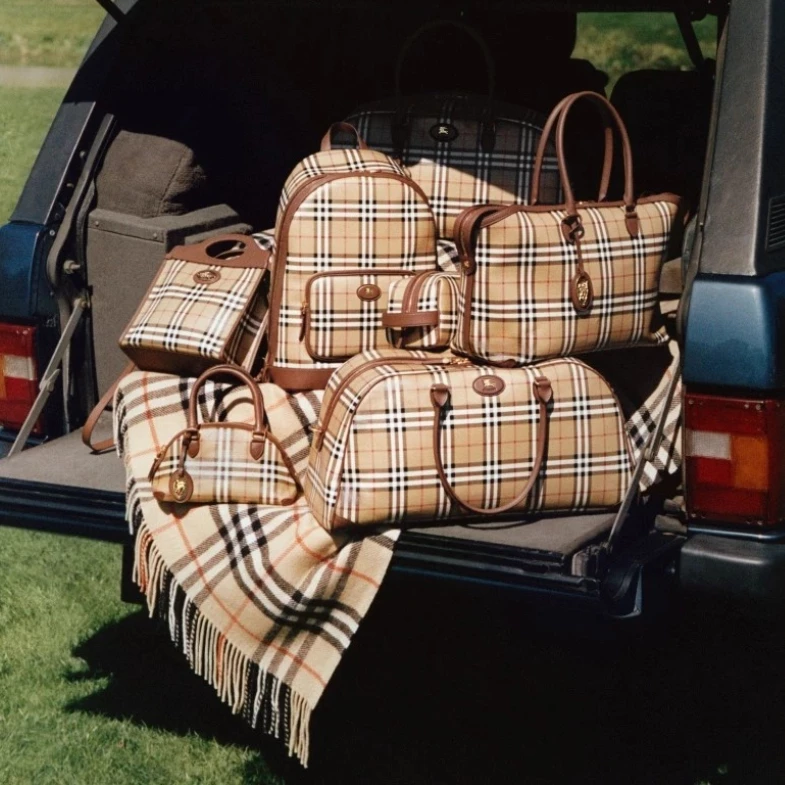 Burberry回歸經典策略持續發酵！2026春夏主打「實用主義」，經典格紋再成焦點