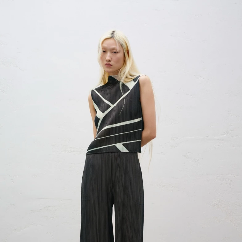 替自己留下一件經典，就是最好的犒賞！PLEATS PLEASE ISSEY MIYAKE 2026/27 秋冬系列以《To Wrap with Care》為主題，把包裝心意穿進日常