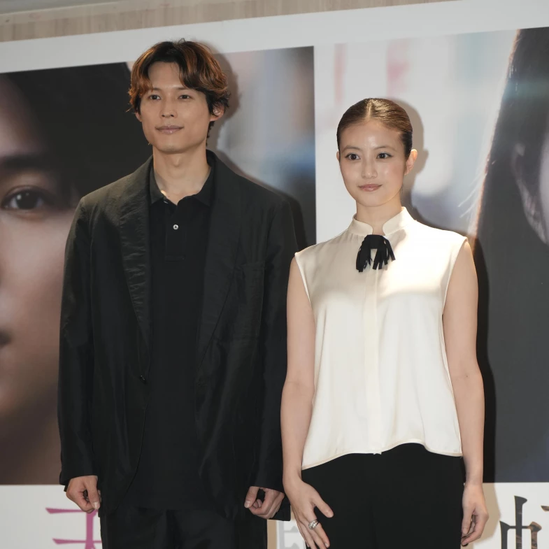 《天鵝與蝙蝠》松村北斗、今田美櫻合體登台！大啖鹹豆漿讚美味，台北雨景激發導演拍片慾