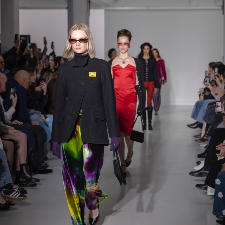 Agnès b.展現巴黎人日常穿搭，2026秋冬大秀品牌85歲創辦人謝幕全場鼓掌！