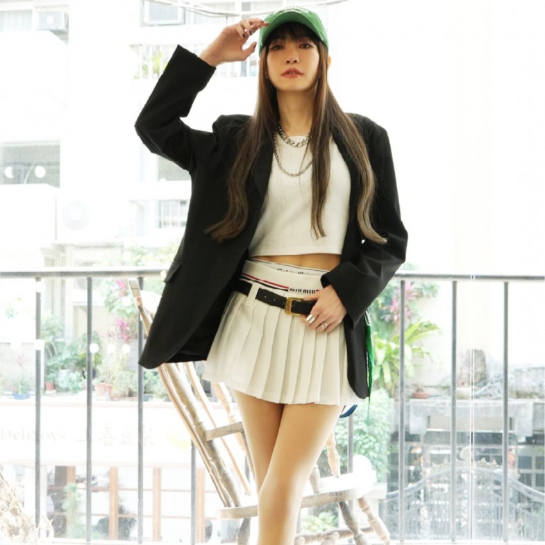 大港開唱！謝金燕52歲減齡穿搭5招打造運動風與高腰線，靠「這款上衣」保持好身材