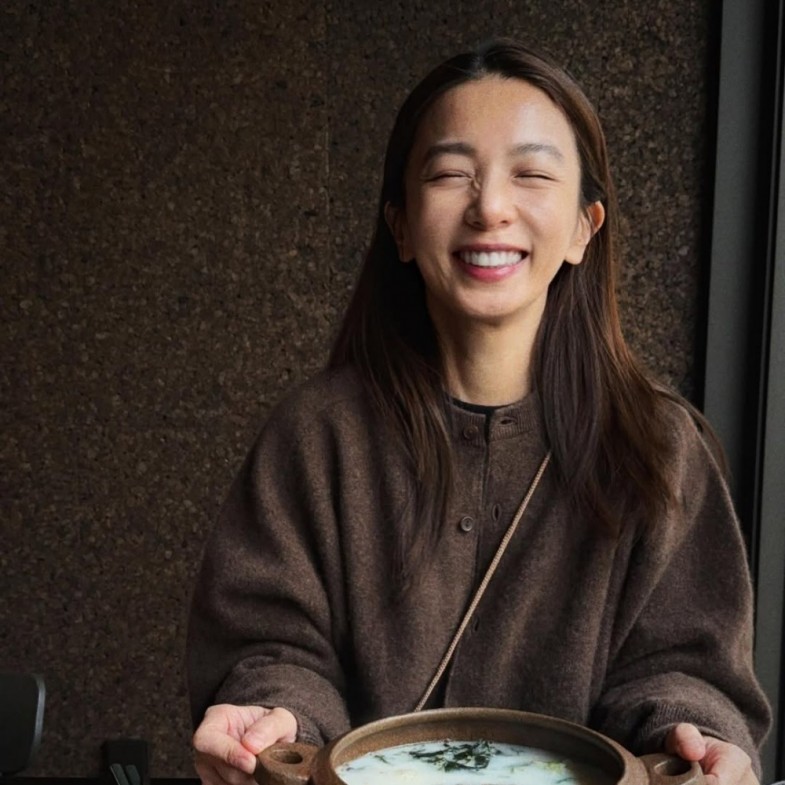 田馥甄首爾穿搭同款找到了！小花背心台灣也買得到