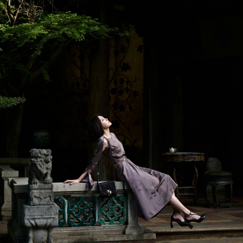 秦嵐《亦舞之城》46歲減齡穿搭4招：洋裝穿搭＋這單品像是大學生