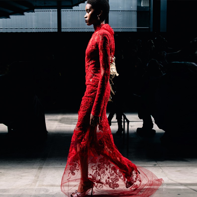 蕾絲之王Ermanno Scervino 2026秋冬：軍裝單寧、性感蕾絲，這場高訂實驗在玩什麼？