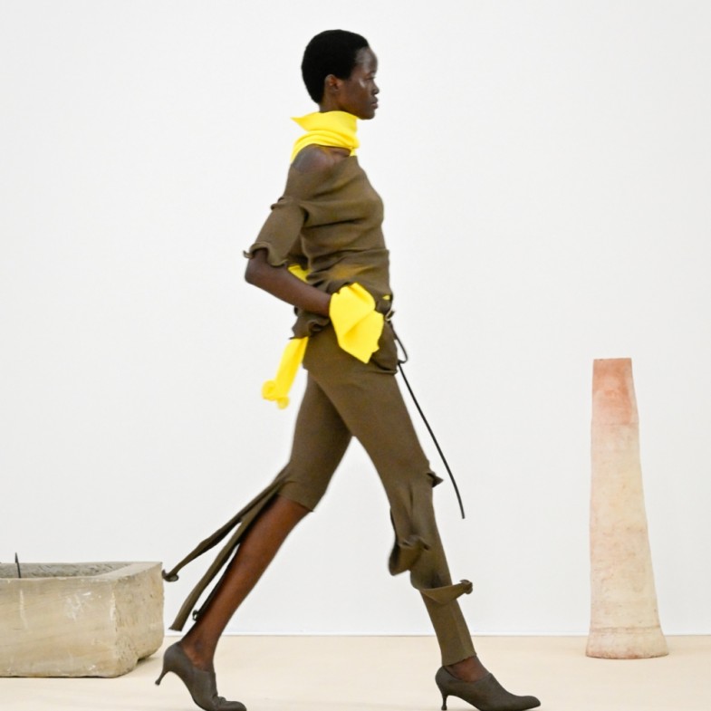 Issey Miyake 2026春夏10大亮點：版型拆解、布料實驗成焦點，這雙「聯名運動鞋」話題度高！