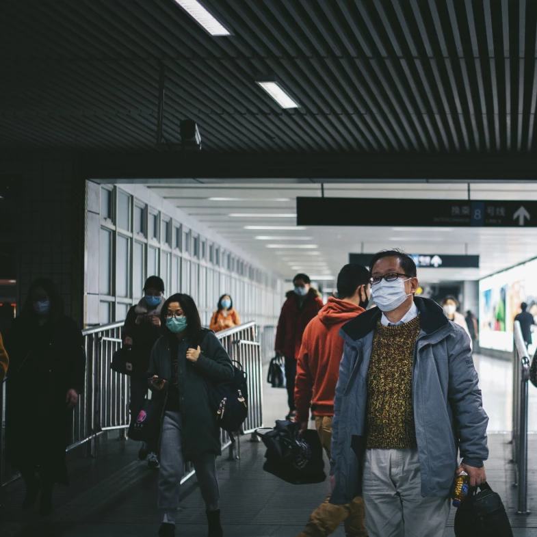 新冠疫情升溫！洪暐傑醫師5重點：別把喉嚨痛當感冒，失去嗅覺也可能中