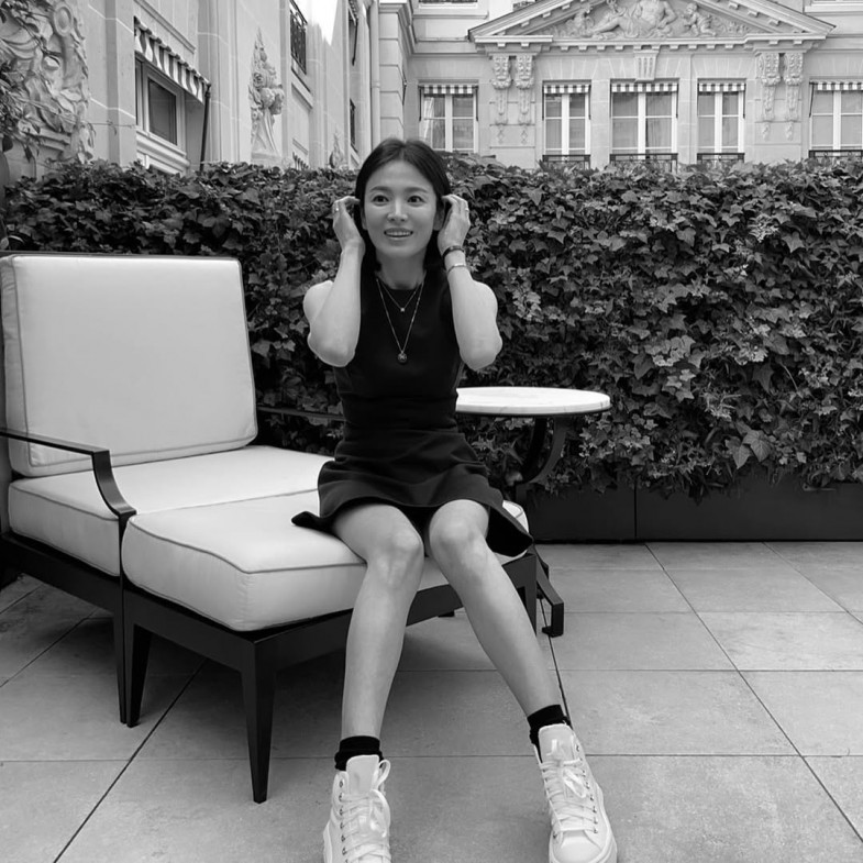 宋慧喬44歲減齡穿搭靠珠寶加分！同款品牌是它，加碼6入門款手環推薦