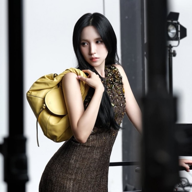 一線韓星最近都背什麼包？10個同款推薦，Rose半月包、張員瑛鏈帶包話題度很高！